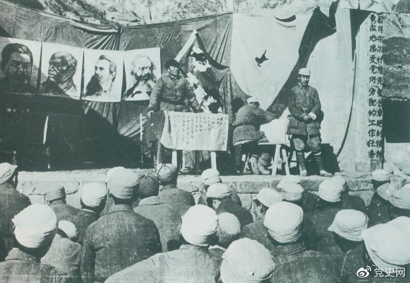 1942年11月,朱德在延安军事开云官网
第一期学员毕业典礼上讲话,勉励大家发扬党的实事求是、密切联系群众的优良传统。